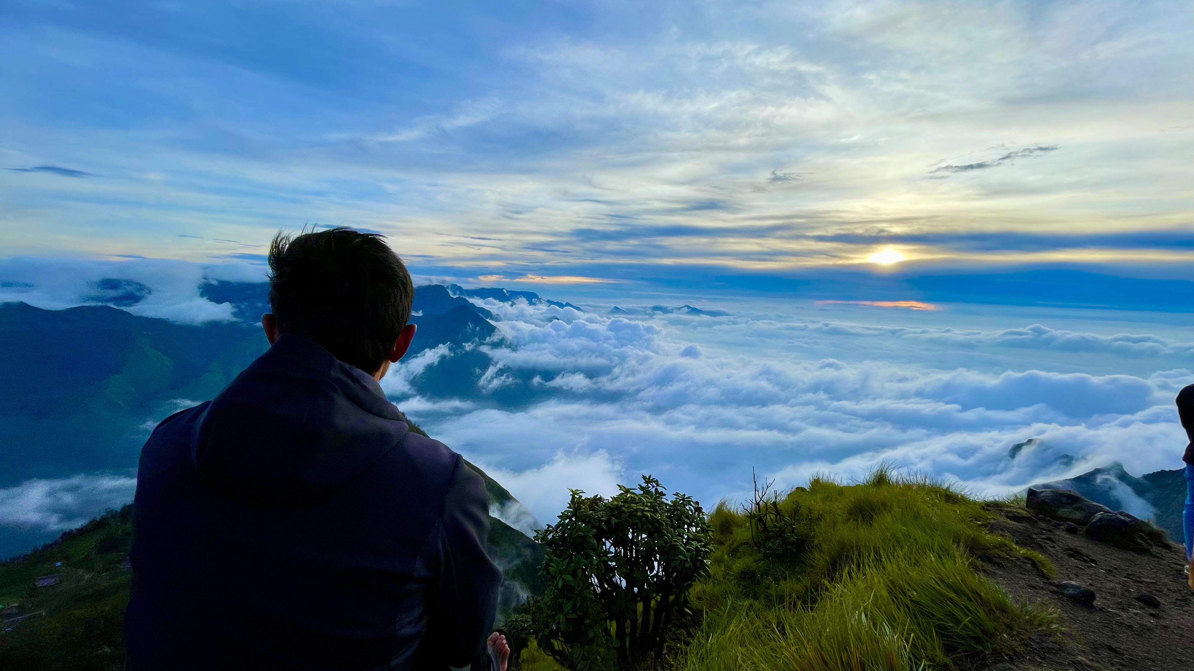 Munnar Tour: Witness the Golden Hues of Kolukkumalai Sunrise